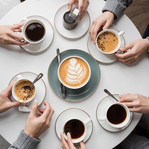 Pessoas tomando café e sorrindo.