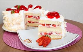 Uma fatia apetitosa de torta de morango com chantilly.