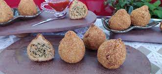 Coxinha dourada e crocante, recheada com frango temperado.