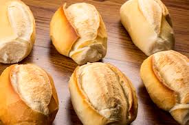 Pães franceses recém-saídos do forno.